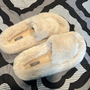 Aerie fuzzy slipper